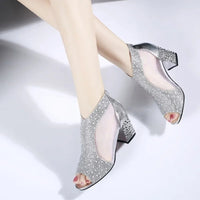 Sandale Argentée avec Strass Style Décontracté portée par une femme sur fond gris