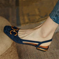 Sandale Bleu Marine Élégante à Talon Bas et Carré, portée par une femme.
