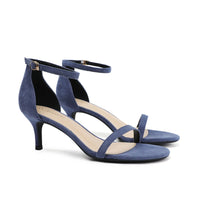 Sandale Bleu Marine Élégante à Talon avec Fermeture à Boucle, sur un fond blanc.