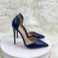 Sandale Bleu Marine à Talon avec Motifs Effet Crocodile, sur un fond blanc.