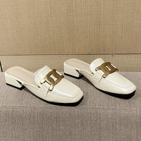Sandale Femme Beige et Luxueuse avec Talon sur un fond beige et gris
