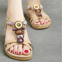 Sandale Femme Beige de Style Bohème avec Lanières sur les pieds d'une femme