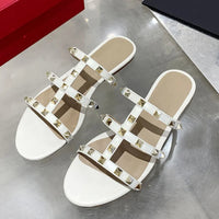 Sandale Femme Blanche Cloutée avec Mini Talon sur fond gris