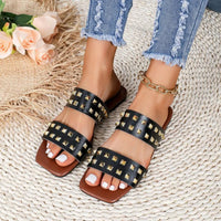 Sandale Femme Cloutée avec Deux Lanières sur les pieds d'une femme