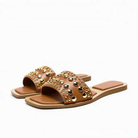 Sandale Femme Cloutée Marron et Plate sur fond blanc