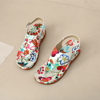 Sandale Femme Confortable Style Tong avec Motif Floral sur fond beige avec le coin d'une feuille à gauche