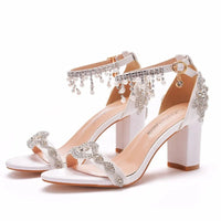 Sandale Femme Mariage avec Strass et Perles Suspendues sur fond blanc