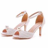 Sandale Femme Mariage à Talon avec des Perles sur fond blanc