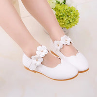 Sandale Fille Style Ballerine Blanche avec Fermeture à Scratch, portée par une fille, sur un fond blanc.