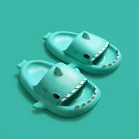 Sandale Garçon en Forme de Requin sur fond bleu