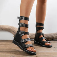 Sandale Gladiator Noire avec Multiples Fermetures à Boucle, portée par une femme.