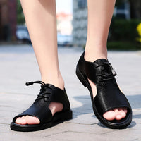 Sandale Homme Noire en Cuir à Lacets sur les pieds d'un homme