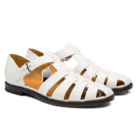Sandale Homme avec Petit Talon et Boucle sur fond blanc