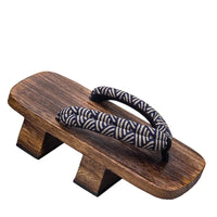 Sandale Japonaise Style Tong Traditionnelle sur fond blanc