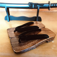Sandale Japonaise Traditionnelle Style Geta devant un sabre