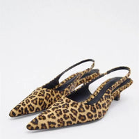 Sandale Leopard Pointue à Talon Bas et Fin, sur un fond blanc.