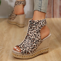 Sandale Leopard avec Talon Compensé et Fermeture à Scratch, porté par une femme.