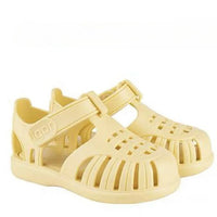 Sandale Méduse Bébé Jaune avec Fermeture à Scratch, sur un fond blanc.