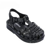 Sandale Méduse Bébé avec Fermeture à Boucle Noire, sur un fond blanc.