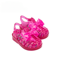 Sandale Méduse Bébé Rose Fushia avec Noeud Papillon, sur un fond blanc.