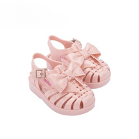 Sandale Méduse Bébé Rose avec Noeud Papillon, sur un fond blanc.
