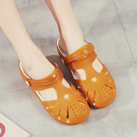 Sandale Meduse Orange Robuste et Durable, portée et positionnée sur du carrelage.