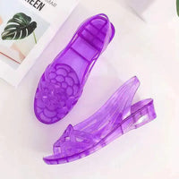 Sandale Meduse Violette avec Petit Talon Compensé, sur un fond blanc.