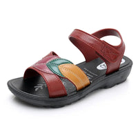 Sandale Orthopédique Femme Style Moderne avec Lanières sur fond blanc