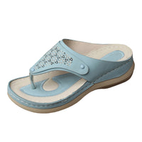 Sandale Orthopédique Femme Style Tong Décontractée sur fond blanc