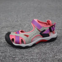 Sandale de Randonnée Femme Souple et Durable posée sur une moquette grise