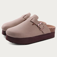 Sandale Sabot Femme Effet Daim et Semelle Épaisse sur fond gris