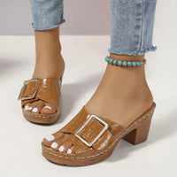 Sandale Sabot Femme avec Lanière en Simili Cuir portée par une femme avec un jean bleu et un bracelet de cheville