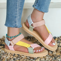 Sandale Scratch Femme Multicolore de Style Estival sur les pieds d'une femme en jean