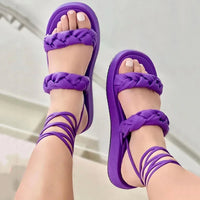 Sandale Spartiate Femme avec Fermeture à Lacets Violet, portée par une femme.
