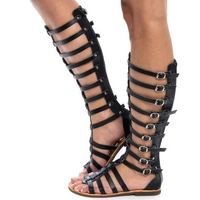 Sandale Spartiate Femme Montante avec Boucles sur fond blanc