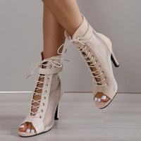Sandale Talon Femme 7 - 10 cm Beige avec Lacets Croisés sur une femme sur fond gris