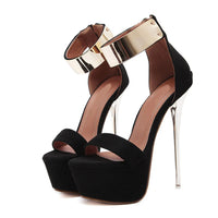 Sandale Talon Haut Femme avec Lanière et Talon Dorés sur fond blanc