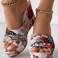 Sandale Talon Haut Femme avec Motifs Floraux portée par une femme avec des bracelets de cheville dorés sur fond gris