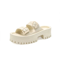 Sandale Talon Plateforme avec Deux Lanières à Boucles, de couleur beige, sur un fond blanc.