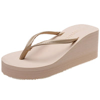 Sandale Tong Femme Moderne avec Semelle Compensée sur fond blanc