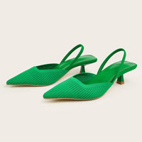 Sandale Verte et Élégante avec Talon sur fond beige