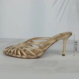 Sandales À Talon Dorées Avec Brides Croisées Élégantes