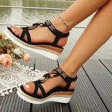 Sandale Compensée Femme À Détails Dorés Élégante