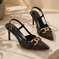 Sandales à talons hauts pour femme, avec brides marron foncé, bout pointu à motif marron et détail de chaîne dorée décorative sur le dessus.