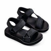 Sandales noires pour enfant avec lanières réglables à scratch, design confortable et semelle souple pour les activités quotidiennes.