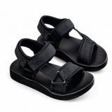 Sandales noires pour enfant avec lanières réglables à scratch, design confortable et semelle souple pour les activités quotidiennes.