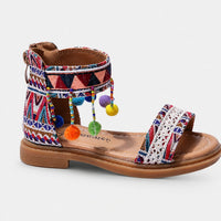 Sandales fille marron à motifs ethniques colorés avec bride décorative, lanière montante à la cheville, pompons multicolores et fermeture zippée à l’arrière