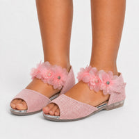 Sandales roses souples pour fille avec fleurs décoratives et perles, ouvertes à l’avant et dotées d’une semelle confortable.
