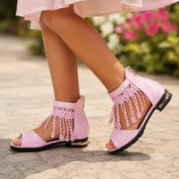 Sandales fille roses vernies à talon bas, avec brides ouvertes, détails en dentelle et longues pampilles décoratives sur les côtés