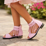 Sandales fille roses vernies à talon bas, avec brides ouvertes, détails en dentelle et longues pampilles décoratives sur les côtés